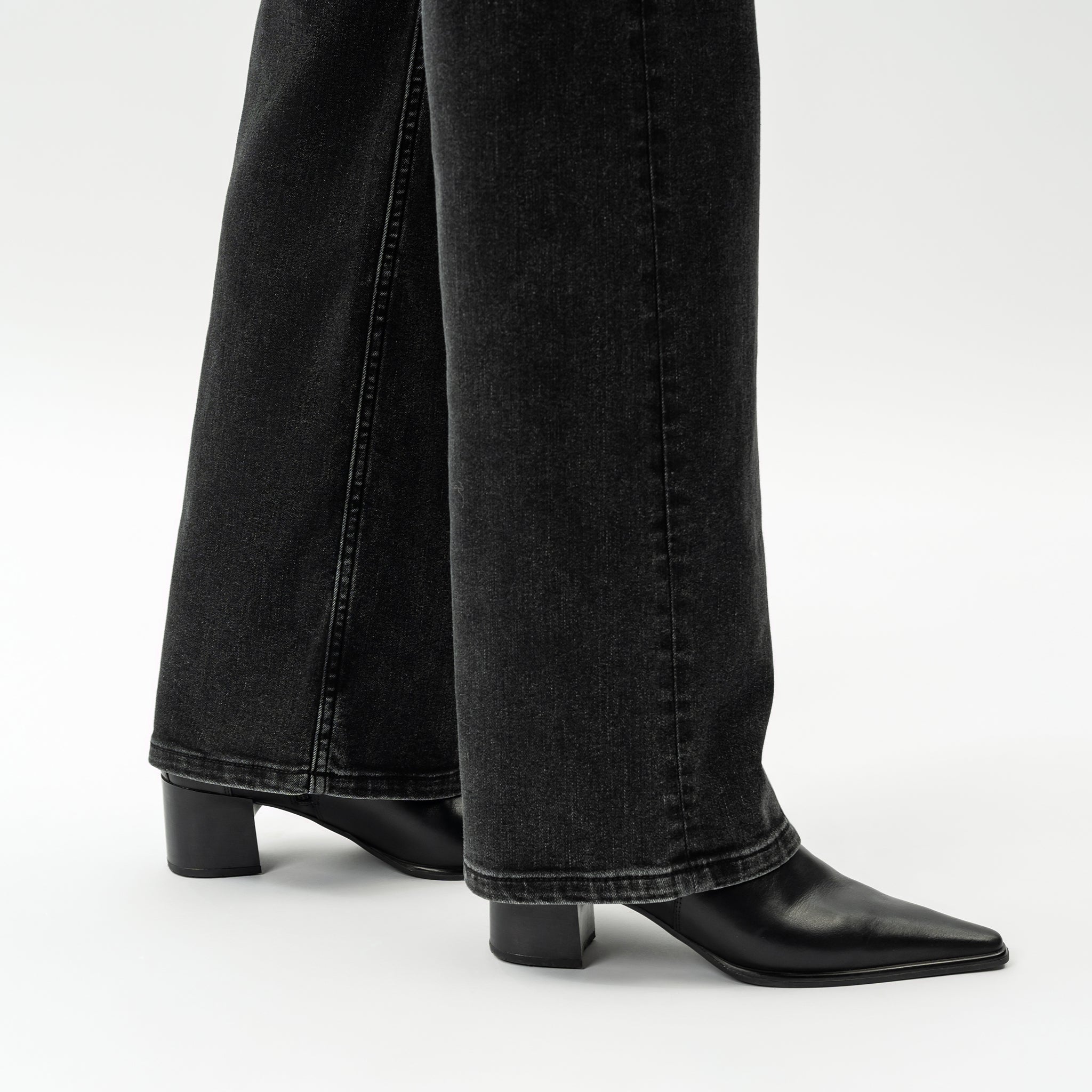 Relaxed ComfortDenim™ Jeans - Ninepine